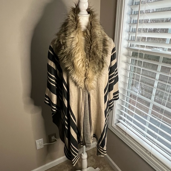 NWT Merona shawl with faux fur collar - Picture 3 of 16